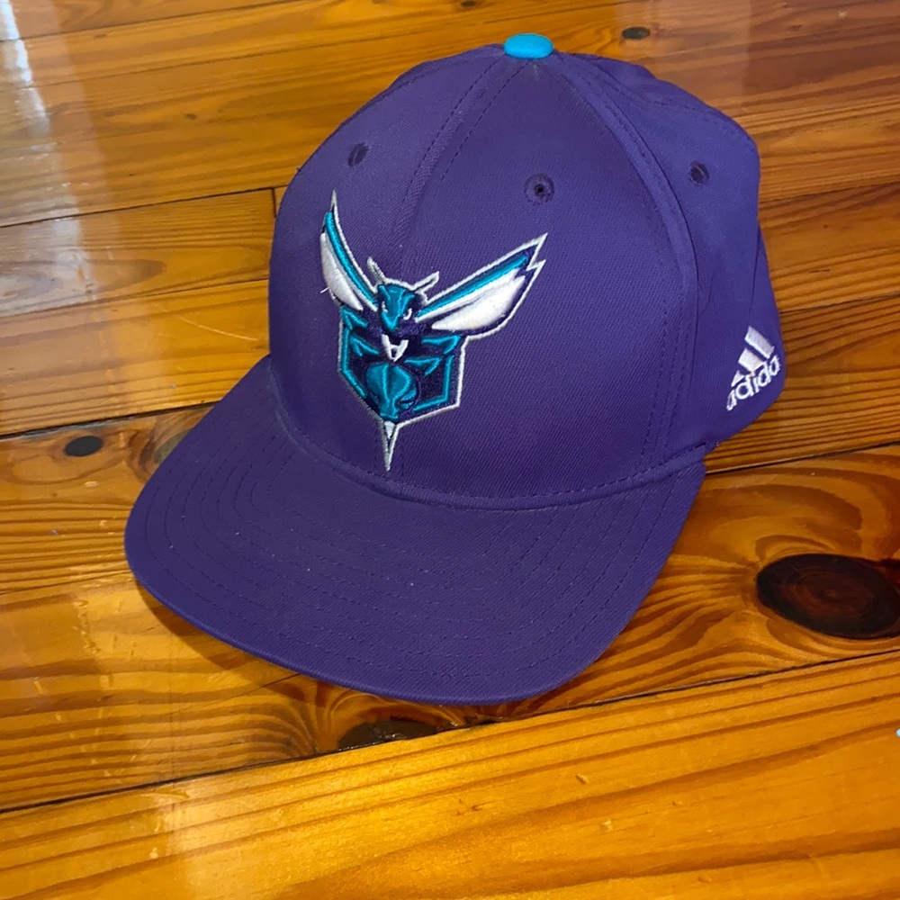 CHARLOTTE HORNETS LOGO HAT